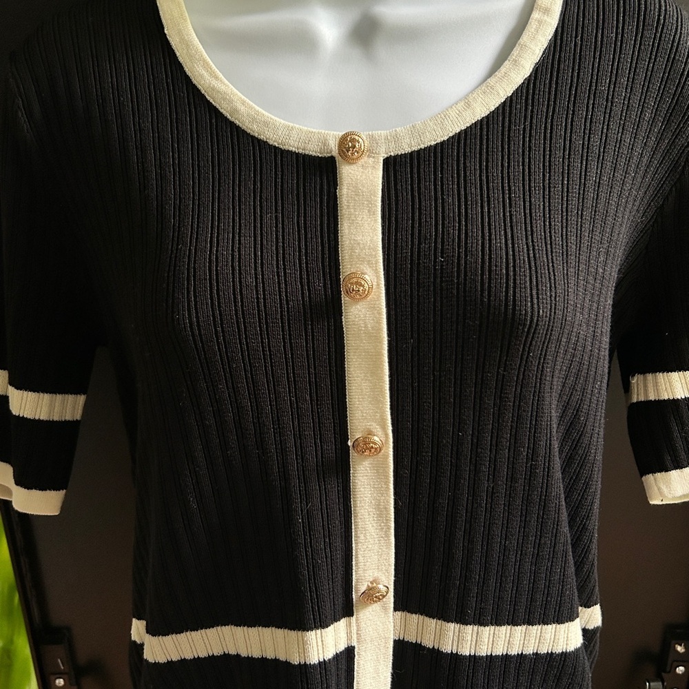 Cream-Trim Black Ribbed Button Front Top - Picture 3 of 8